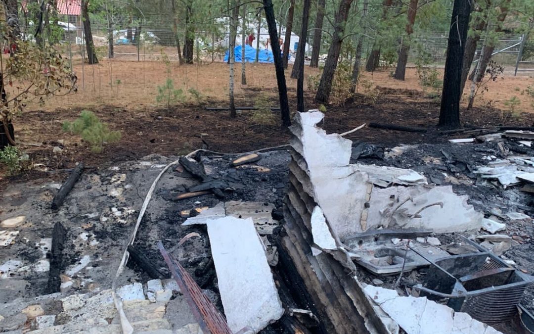 Se incendia cabaña en Los Oyameles; Bomberos detienen el fuego