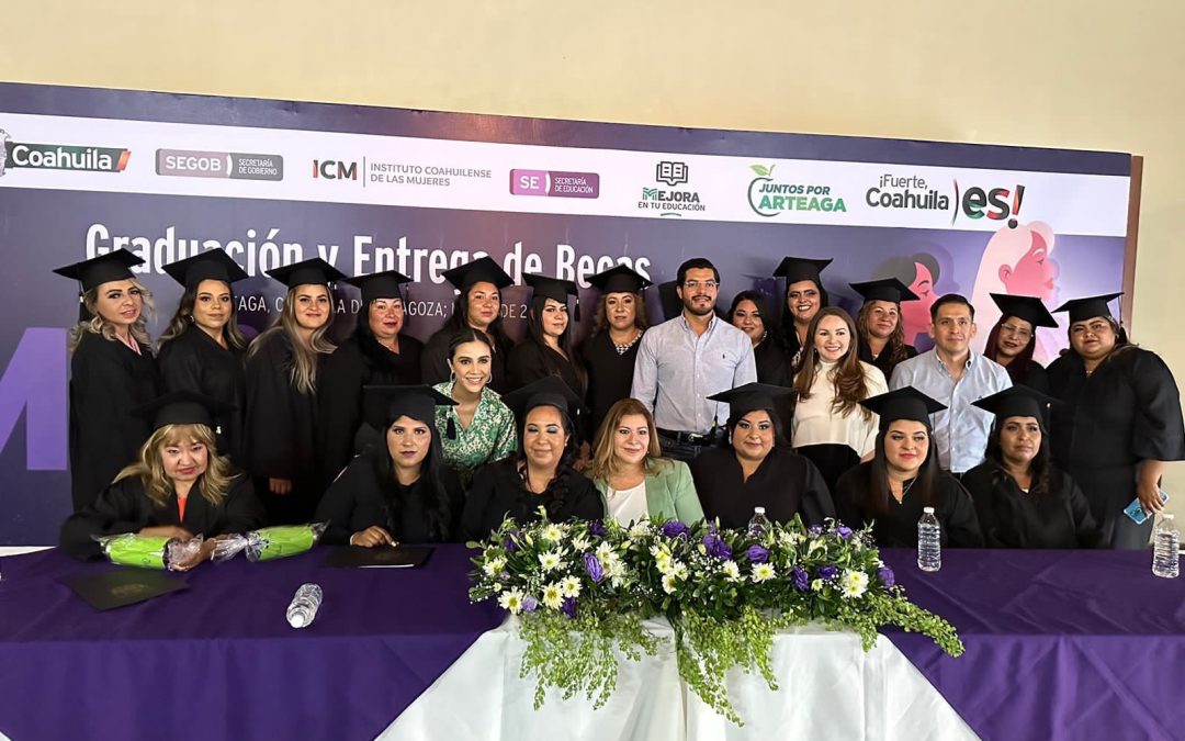 Celebran 59 mujeres su graduación preparatoria en Arteaga