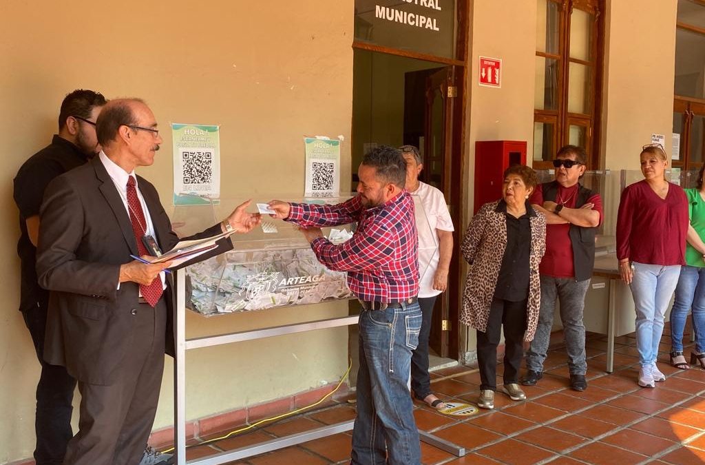 Premia Gobierno Municipal de Arteaga con 200 mil pesos a contribuyentes cumplidos