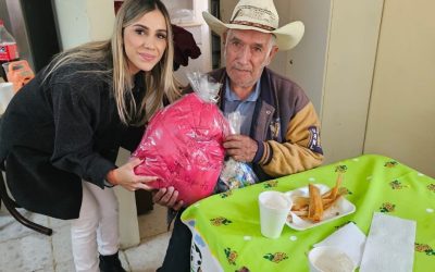 Entrega Arteaga chamarras a adultos mayores en San Antonio