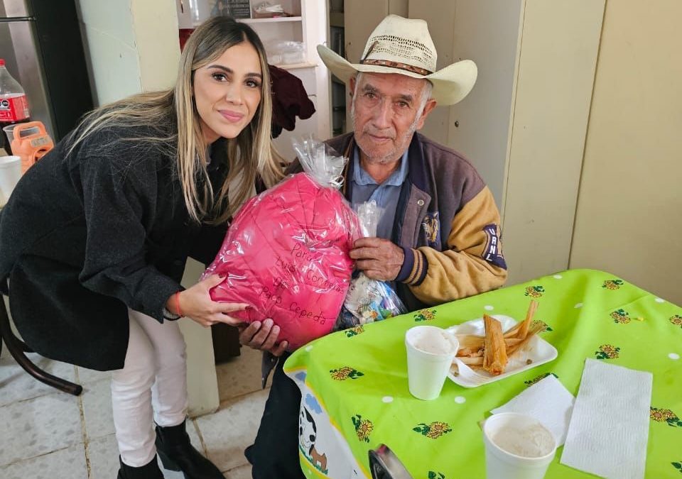 Entrega Arteaga chamarras a adultos mayores en San Antonio