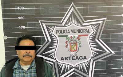 Detiene Policía de Arteaga a sujeto por tirar basura y escombro
