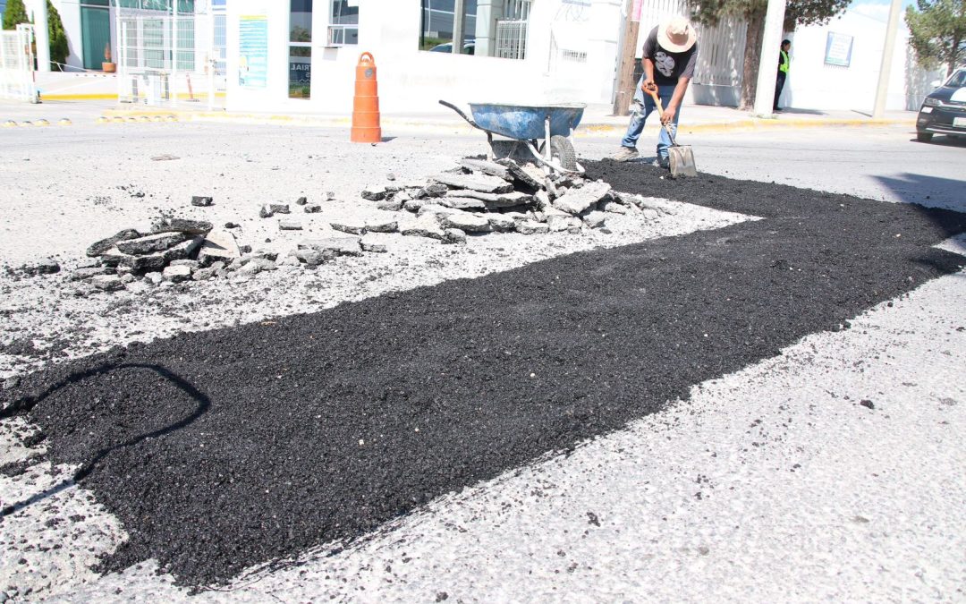 Arranca programa de bacheo en Arteaga tras fuertes lluvias