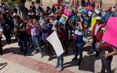 Recibe Arteaga a manifestantes en la Presidencia Municipal para aclarar dudas sobre el manejo del Sistema de Agua
