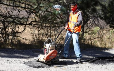 Arteaga mantiene programa permanente de bacheo en zonas urbanas y rurales