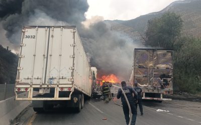 Policía de Arteaga apoya en accidente de tractocamiones en Los Chorros